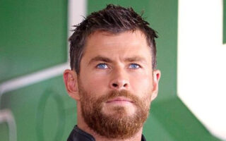 Chris Hemsworth's short textured spiky crop with closely cropped sides as Thor in Thor Ragnarok