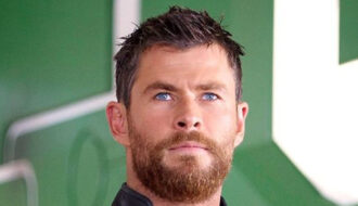 Chris Hemsworth's short textured spiky crop with closely cropped sides as Thor in Thor Ragnarok
